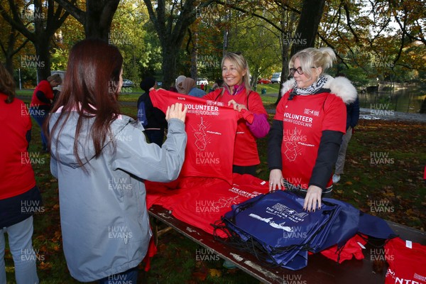 061019 - Cardiff University Cardiff Half Marathon - The Extra Milers volunteers at Roath Park Lake drinks station