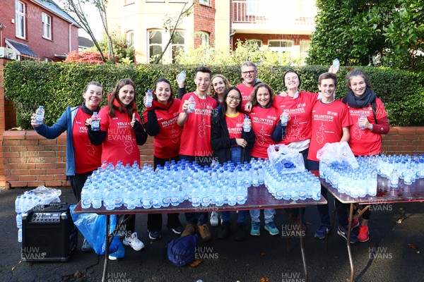 061019 - Cardiff University Cardiff Half Marathon - The Extra Milers volunteers at Roath Park Lake drinks station