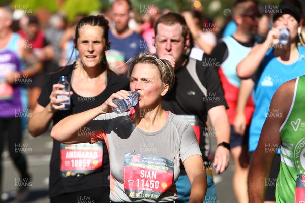 061019 - Cardiff University Cardiff Half Marathon - Runners rehydrate with Brecon Carreg water and Lucozade at Roath Park Lake