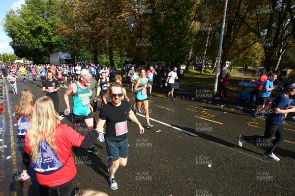 061019 - Cardiff University Cardiff Half Marathon - The Extra Milers volunteers supply Brecon Carreg water at Roath Park Lake