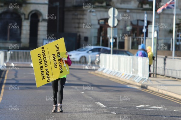 061019 - Cardiff Half Marathon -    Volunteers  at the Cardiff Bay Barrage