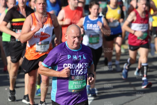 061019 - Cardiff Half Marathon -    Runners at the Cardiff Bay Barrage