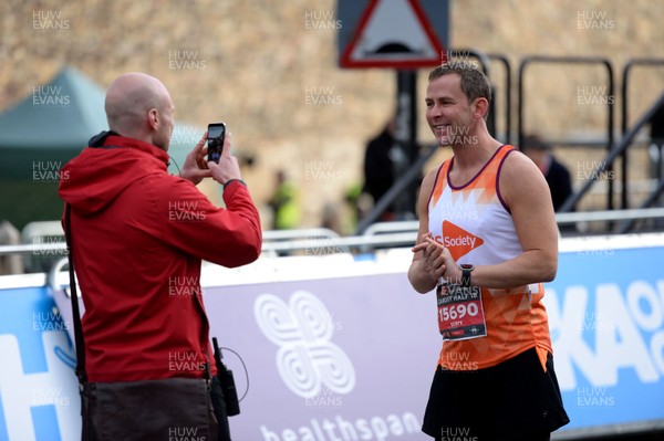 071018 - Cardiff University Cardiff Half Marathon - Scott Mills before the start