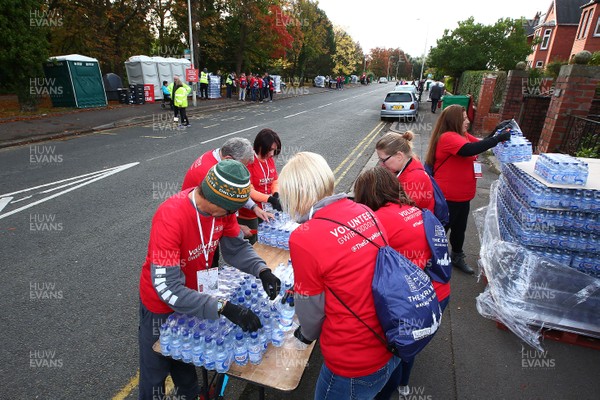 071018 - Cardiff University Cardiff Half Marathon - Volunteers make final preparations at Roath Park Lake drinking station 