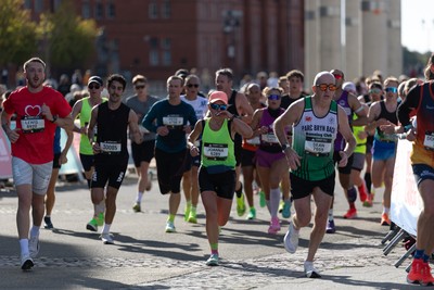 041026 Cardiff Half Marathon - Participants make their way through Cardiff Bay during the 2026 Cardiff Half Marathon