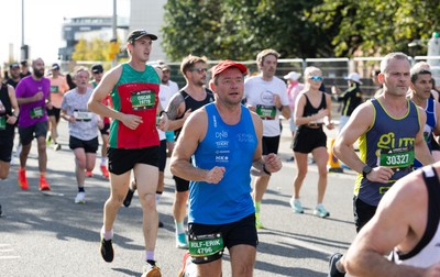 041026 Cardiff Half Marathon - Participants make their way through Cardiff Bay during the 2026 Cardiff Half Marathon