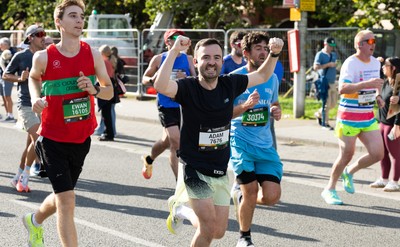 041026 Cardiff Half Marathon - Participants make their way through Cardiff Bay during the 2026 Cardiff Half Marathon