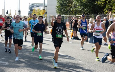 041026 Cardiff Half Marathon - Participants make their way through Cardiff Bay during the 2026 Cardiff Half Marathon