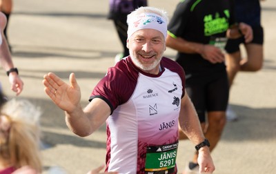 041026 Cardiff Half Marathon - Participants make their way through Cardiff Bay during the 2026 Cardiff Half Marathon