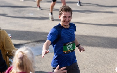 041026 Cardiff Half Marathon - Participants make their way through Cardiff Bay during the 2026 Cardiff Half Marathon