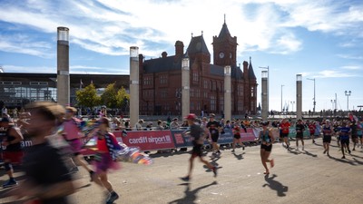 041026 Cardiff Half Marathon - Participants make their way through Cardiff Bay during the 2026 Cardiff Half Marathon