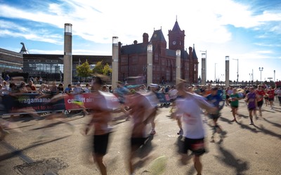 041026 Cardiff Half Marathon - Participants make their way through Cardiff Bay during the 2026 Cardiff Half Marathon