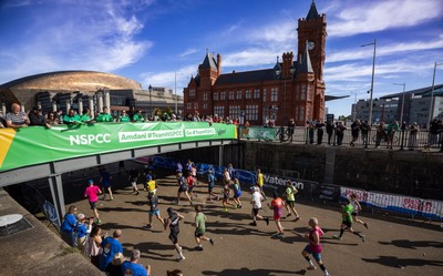 041026 Cardiff Half Marathon - Participants make their way through Cardiff Bay during the 2026 Cardiff Half Marathon