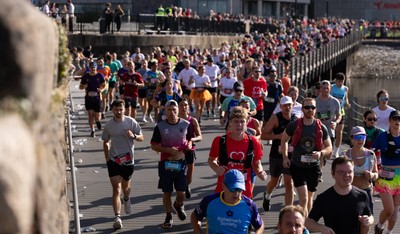041026 Cardiff Half Marathon - Participants make their way through Cardiff Bay during the 2026 Cardiff Half Marathon