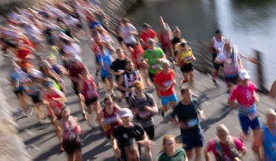 041026 Cardiff Half Marathon - Participants make their way through Cardiff Bay during the 2026 Cardiff Half Marathon