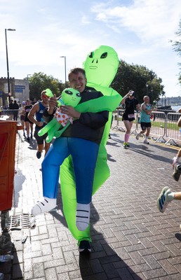 041026 Cardiff Half Marathon - Participants make their way through Cardiff Bay during the 2026 Cardiff Half Marathon