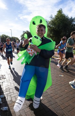 041026 Cardiff Half Marathon - Participants make their way through Cardiff Bay during the 2026 Cardiff Half Marathon