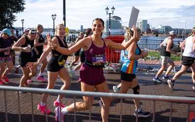 041026 Cardiff Half Marathon - Participants make their way through Cardiff Bay during the 2026 Cardiff Half Marathon