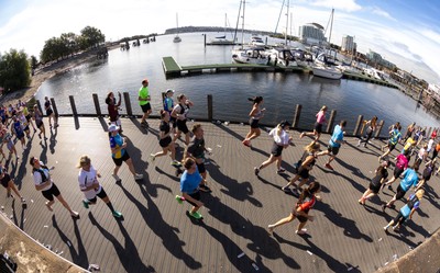 041026 Cardiff Half Marathon - Participants make their way through Cardiff Bay during the 2026 Cardiff Half Marathon