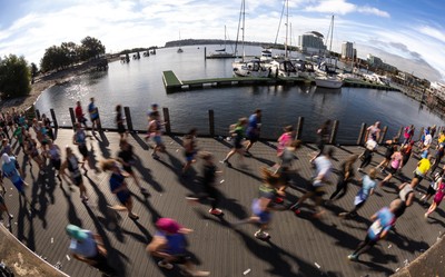 041026 Cardiff Half Marathon - Participants make their way through Cardiff Bay during the 2026 Cardiff Half Marathon