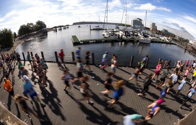 041026 Cardiff Half Marathon - Participants make their way through Cardiff Bay during the 2026 Cardiff Half Marathon
