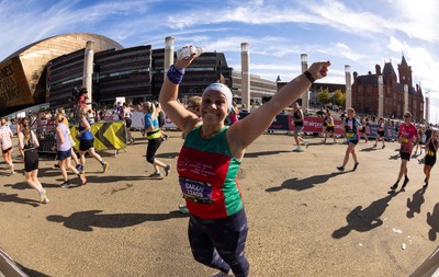041026 Cardiff Half Marathon - Participants make their way through Cardiff Bay during the 2026 Cardiff Half Marathon