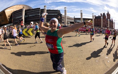 041026 Cardiff Half Marathon - Participants make their way through Cardiff Bay during the 2026 Cardiff Half Marathon