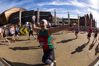 041026 Cardiff Half Marathon - Participants make their way through Cardiff Bay during the 2026 Cardiff Half Marathon