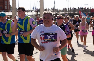 041026 Cardiff Half Marathon - Participants make their way through Cardiff Bay during the 2026 Cardiff Half Marathon