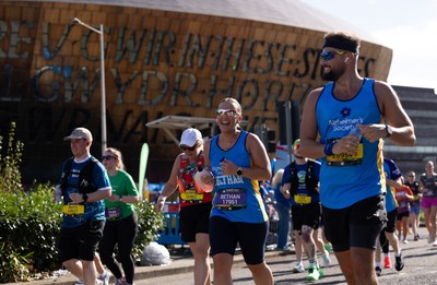 041026 Cardiff Half Marathon - Participants make their way through Cardiff Bay during the 2026 Cardiff Half Marathon