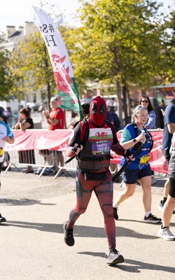 041026 Cardiff Half Marathon - Participants make their way through Cardiff Bay during the 2026 Cardiff Half Marathon