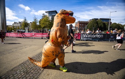 041026 Cardiff Half Marathon - Participants make their way through Cardiff Bay during the 2026 Cardiff Half Marathon