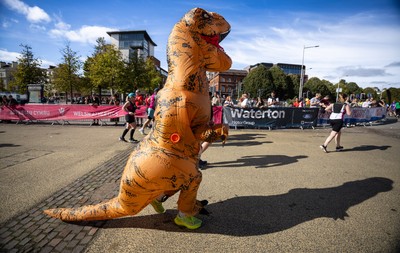 041026 Cardiff Half Marathon - Participants make their way through Cardiff Bay during the 2026 Cardiff Half Marathon