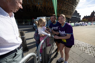 041026 Cardiff Half Marathon - Participants make their way through Cardiff Bay during the 2026 Cardiff Half Marathon