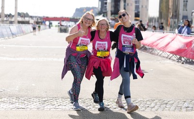 041026 Cardiff Half Marathon - Participants make their way through Cardiff Bay during the 2026 Cardiff Half Marathon
