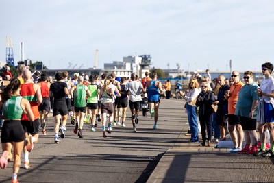 041026 - 2026 Cardiff Half Marathon - Runners and Spectators at Cardiff Bay Barrage 