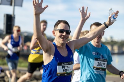 041026 - 2026 Cardiff Half Marathon - Runners and Spectators at Cardiff Bay Barrage 