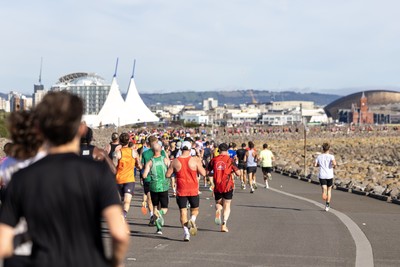 041026 - 2026 Cardiff Half Marathon - Runners and Spectators at Cardiff Bay Barrage 