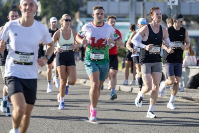041026 - 2026 Cardiff Half Marathon - Runners and Spectators at Cardiff Bay Barrage 