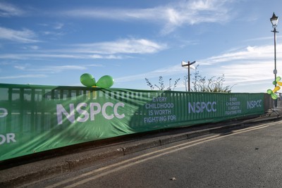 041026 - 2026 Cardiff Half Marathon - NSPCC banners  at the Cardiff Bay Barrage 