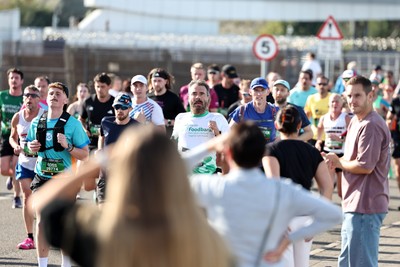 041026 - 2026 Cardiff Half Marathon - Runners and Spectators at Cardiff Bay Barrage 