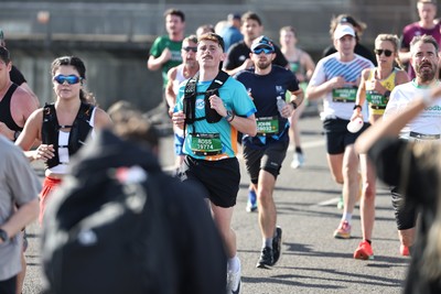 041026 - 2026 Cardiff Half Marathon - Runners and Spectators at Cardiff Bay Barrage 