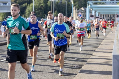041026 - 2026 Cardiff Half Marathon - Runners and Spectators at Cardiff Bay Barrage 