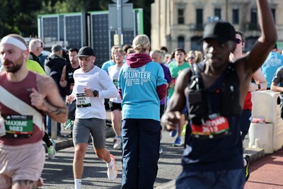 041026 - 2026 Cardiff Half Marathon - Runners and Spectators at Cardiff Bay Barrage 