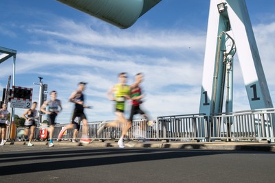 041026 - 2026 Cardiff Half Marathon - Runners at the Cardiff Bay Barrage 