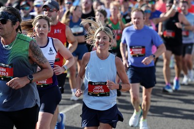 041026 - 2026 Cardiff Half Marathon - Runners and Spectators at Cardiff Bay Barrage 