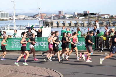 041026 - 2026 Cardiff Half Marathon - Runners and Spectators at Cardiff Bay Barrage 