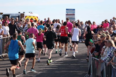 041026 - 2026 Cardiff Half Marathon - Runners and Spectators at Cardiff Bay Barrage 