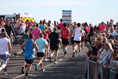 041026 - 2026 Cardiff Half Marathon - Runners and Spectators at Cardiff Bay Barrage 
