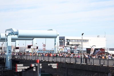 041026 - 2026 Cardiff Half Marathon - Runners and Spectators at Cardiff Bay Barrage 